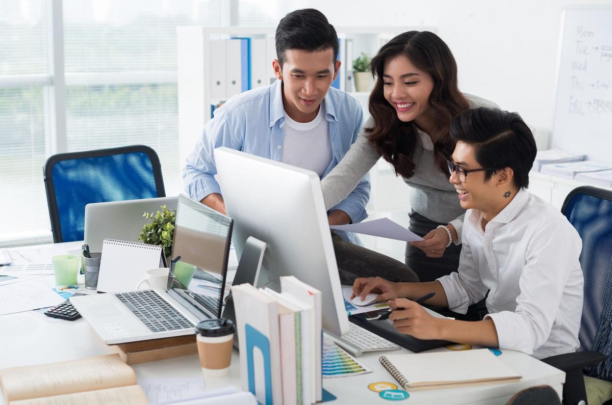 Đội ngũ Aidox họp tại văn phòng